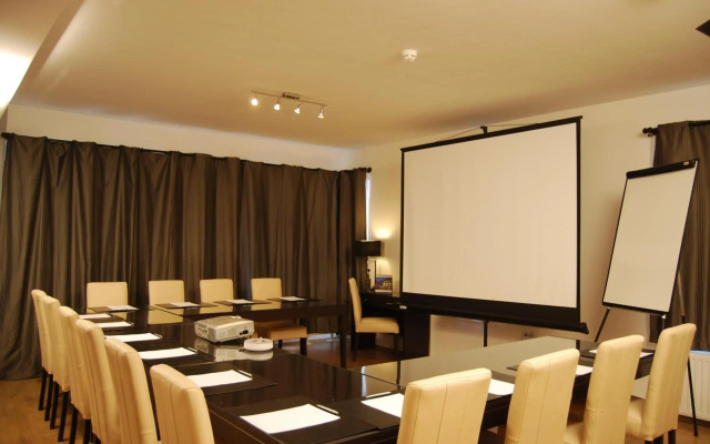 Escala Hotel & Suites