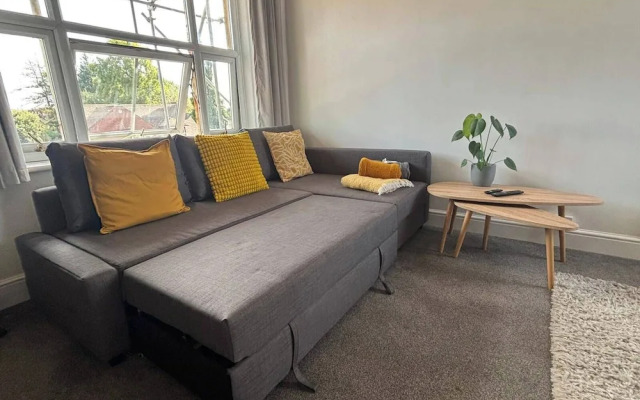 Modern 2-bed Victorian Apartment - Sleeps 6 & Pets