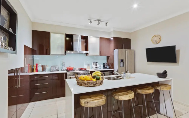 Resort Style Home near Airport & CBD