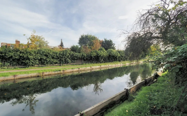 Stunning Riverside 1-bed Apartment in North London