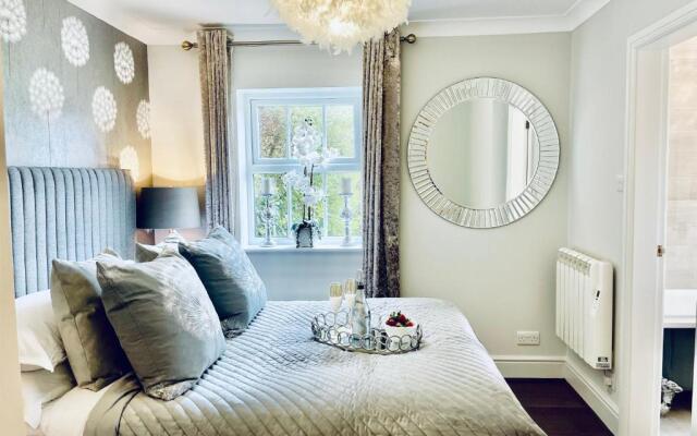 Cotswold Chic Retreats "Jacinabox" 5 Star Chipping Campden-Parking-Garden