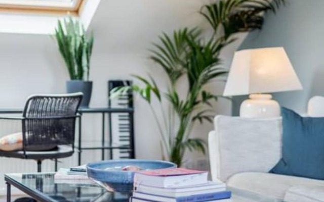 Light 2 Bedroom Flat With Roof Terrace