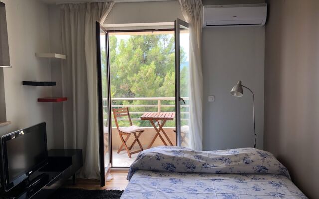 Gorgeous Biserka Apartment near the sea