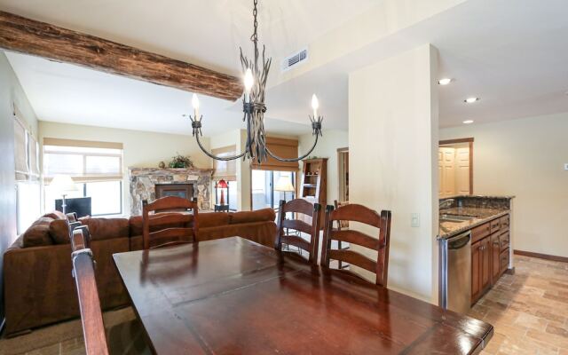 Silver Bear 22 Pet-Friendly, Cozy, Underground Parking, Walk to Canyon Lodge by RedAwning