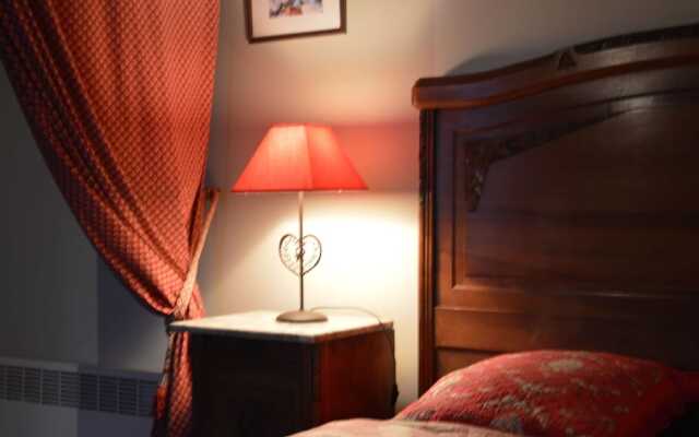 Cozy Holiday Home Near Forest in Lerné