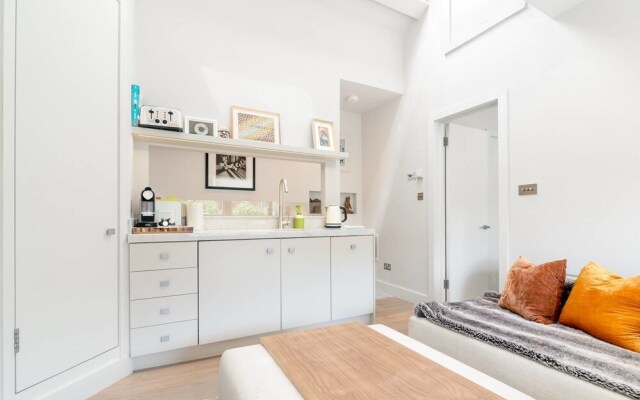 Lovely 1BR Home by River Thames! 2 Guests