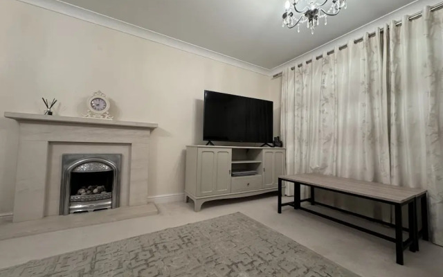 Spacious 4Bd House With Character In Coventry