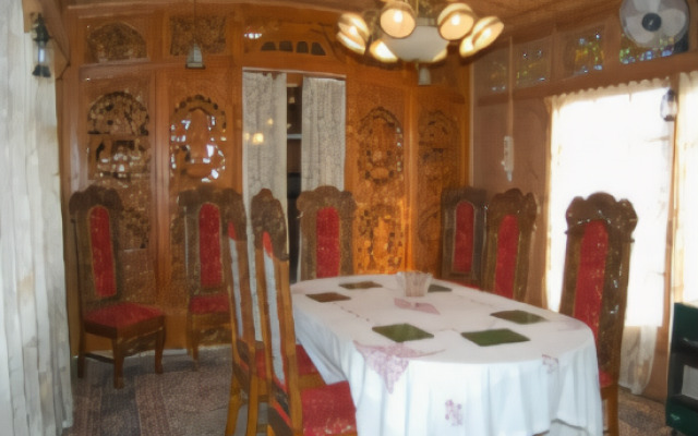 Houseboat Appolo Eight