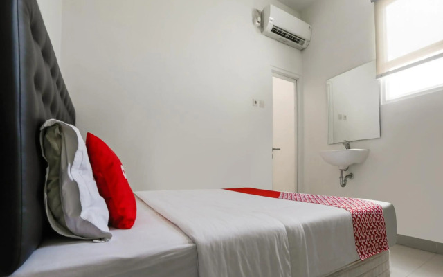 Super OYO 3838 Tamansari Guest House