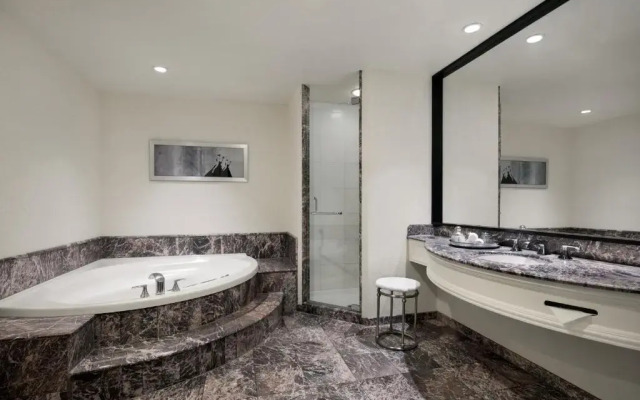 Vogue Hotel Montreal Downtown, Curio Collection by Hilton