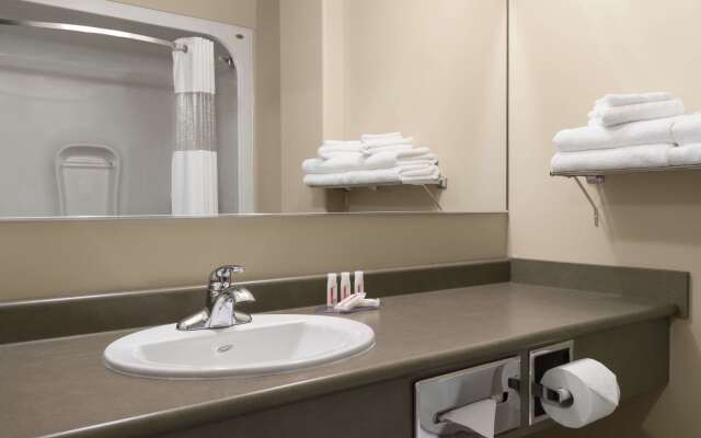 Days Inn by Wyndham Thunder Bay North