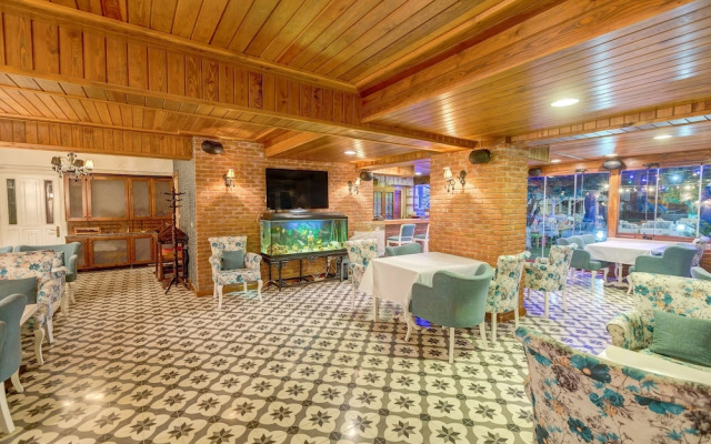 Alaroof Hotel