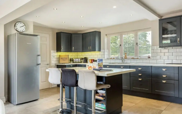 Spacious & Stylish Cotswold Family home