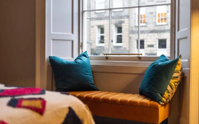Beautiful Three Bedroom Georgian Home in Edinburgh