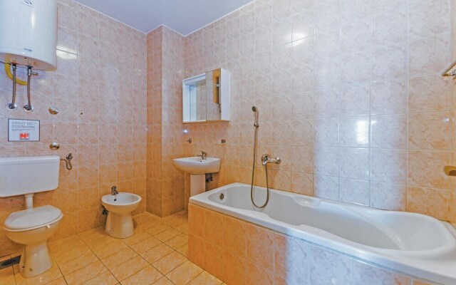 Beautiful Home in Bosana With Wifi and 2 Bedrooms