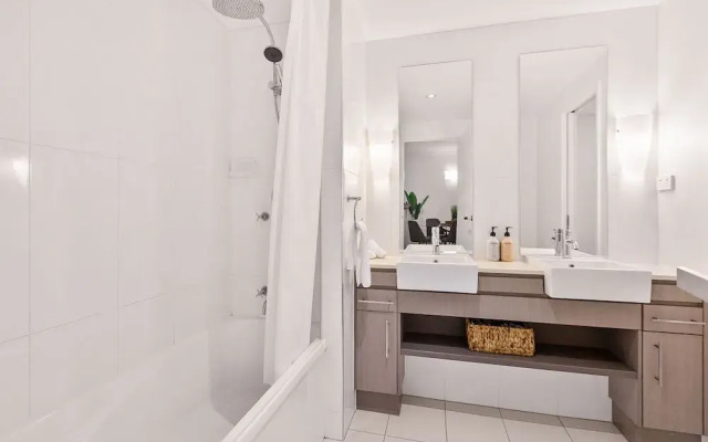 Lux Apartment Cairns - 9 Pools BBQ Gym