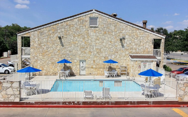 Motel 6 Austin, TX - Central Downtown UT