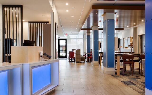 Holiday Inn Express & Suites Racine by IHG