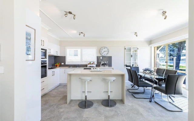 Sandy Beach House - Corlette Waterfront