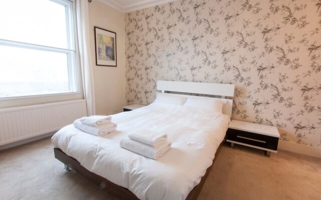 Spacious 2 Bedroom Flat in Queens Park - Sleeps 6