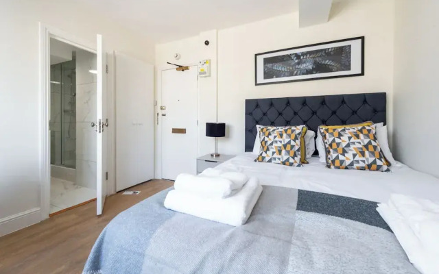 Apt 856 Chelsea Cloisters Sloane Avenue