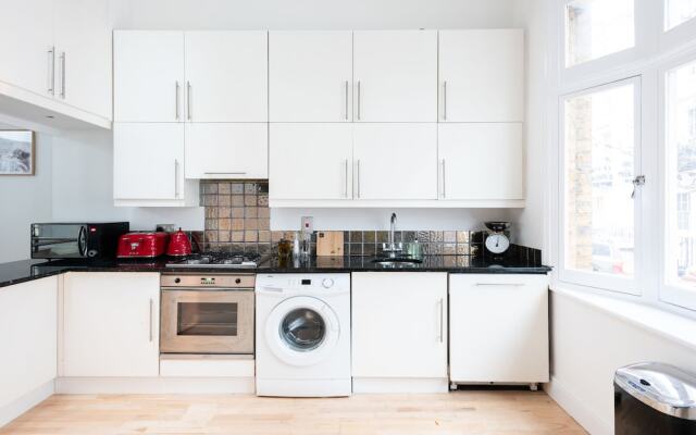 2 bedroom family home in trendy Notting Hill