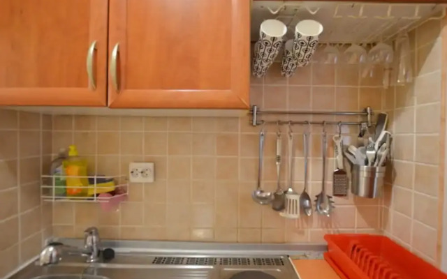 Simple and Sunny Studio Apartment