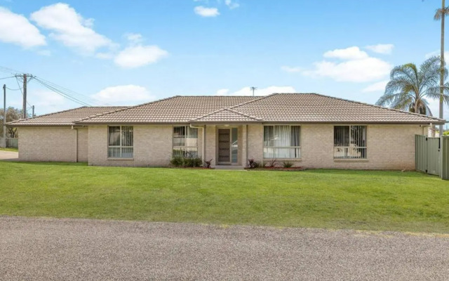 Hunter Home with POOL / CINEMA ROOM / PING PONG