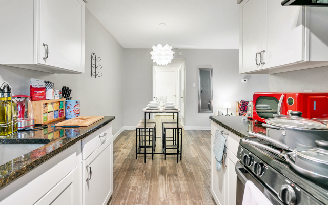 Pearl Location ✔Fast Wifi + Free Parking  ✔Modern Living