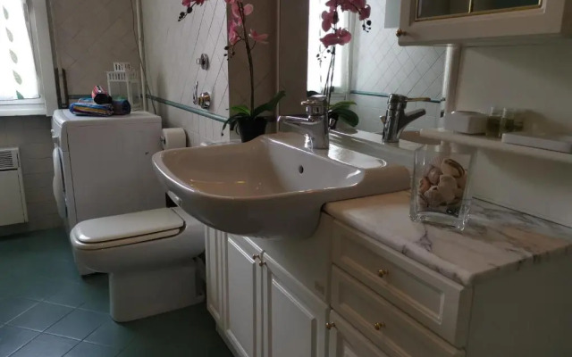 Bnbook - Sesto Calende Train Station