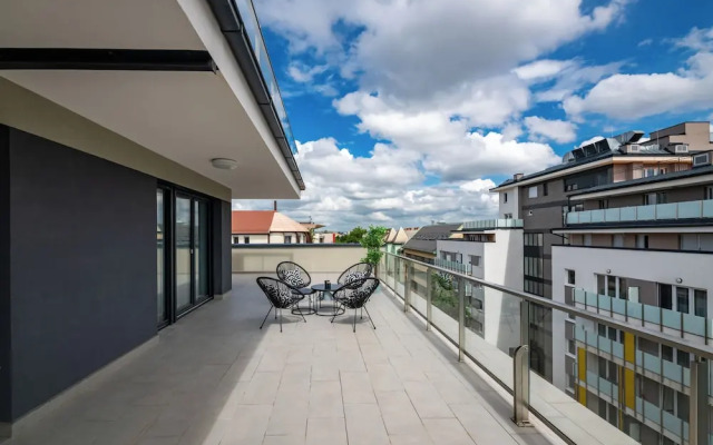 WestSide Garden Apartments by Urbanrent