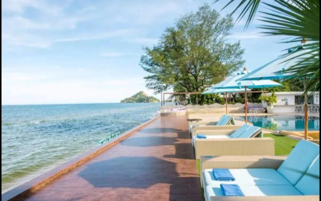 Light, airy, east facing 2 bed/2 bath pool views