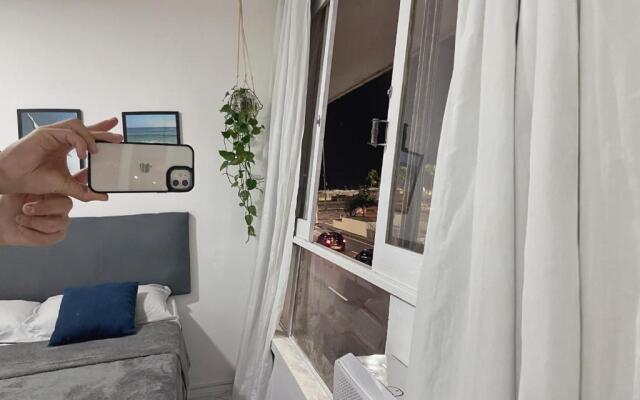 Loft com vista lateral para o mar