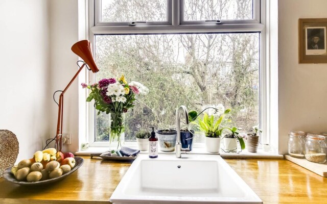 Spacious 3 Bedroom Home in North London W/terrace