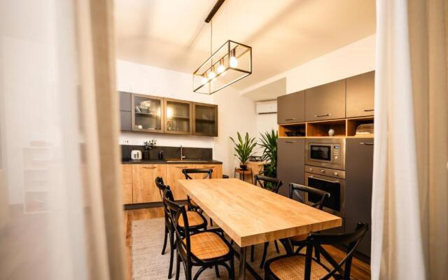 Luxurious Penthouse with Private POOL, WIFI & AC by 360 Estates