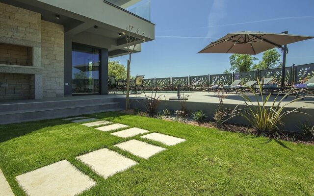 Luxurious Villa in Porec With Jacuzzi
