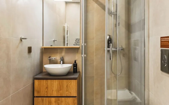 Limehome Piraeus Iris