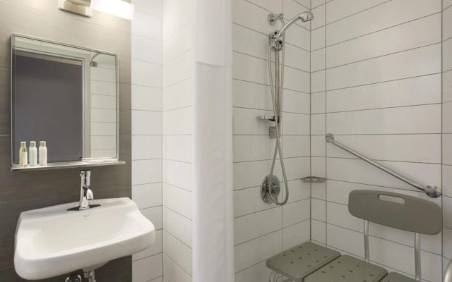 Travelodge Hotel by Wyndham Montreal Centre
