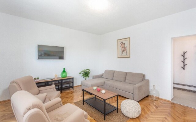 Stunning Apartment in Malinska With 3 Bedrooms and Wifi