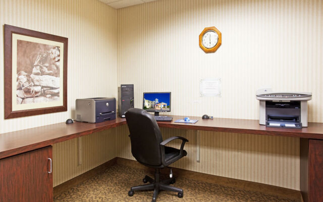 Holiday Inn Express & Suites Garden City