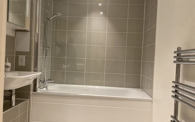 Cosy Stunning two Bed Apartment With Balcony