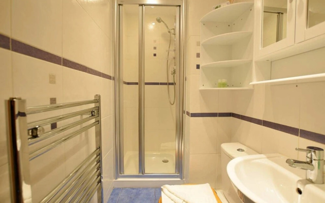 JOIVY Gorgeous Two Bedroom Apartment With Castle Views