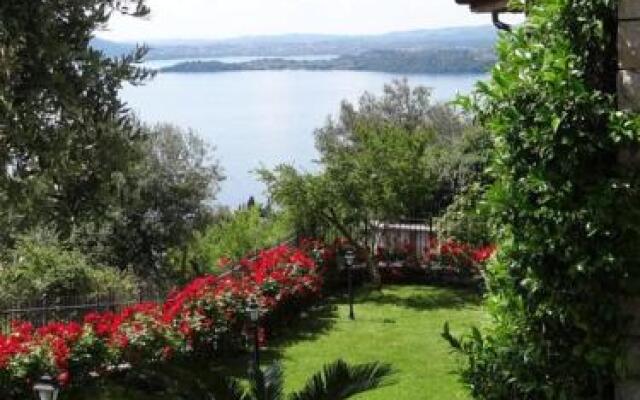 Villa Sybille With Pool And Lake View