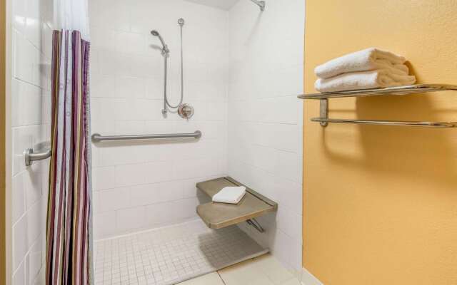La Quinta Inn & Suites by Wyndham Naples Downtown
