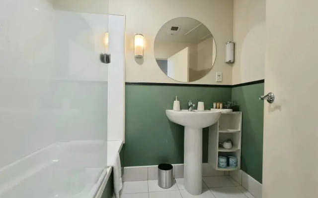 Bright & Cozy 1BR - Kitchen - Laundry