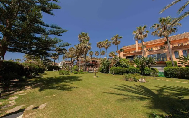 Luxury 3BDRS apt. In Mistral Beach with sea views.