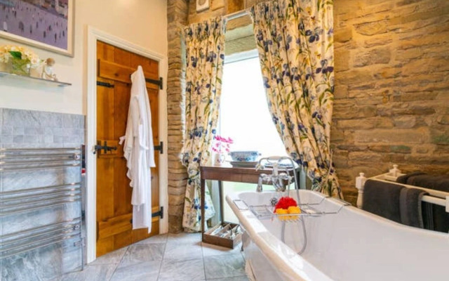 Charming 3-bed House in Halifax w/ Private Garden