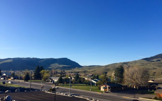 Yellowstone Big Rock Inn