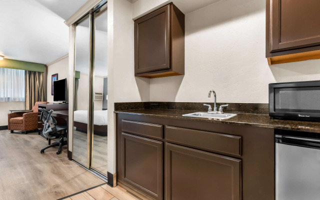 Best Western Plus Parkway Inn