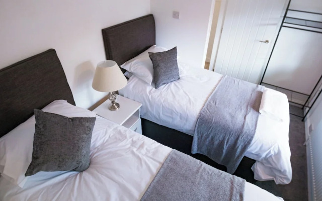 Housesleeps6-garden-parking-familly&contractors